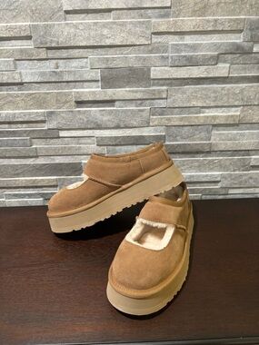 Ugg Women’s Tan Suede Platform Mary Jane Shoes size 7